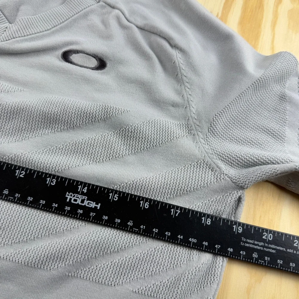 Oakley Mens V-Neck Sweater Light Grey Tailored Fit Textured Knit Size Small Golf